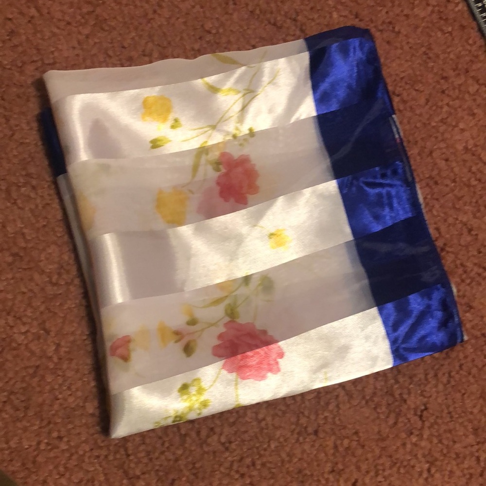 Gorgeous Vintage Floral Print Scarf with Blue Border - Picture 2 of 7